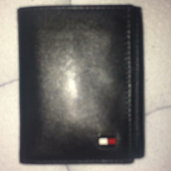 Tommy Hilfiger wallet - Picture 1 of 2